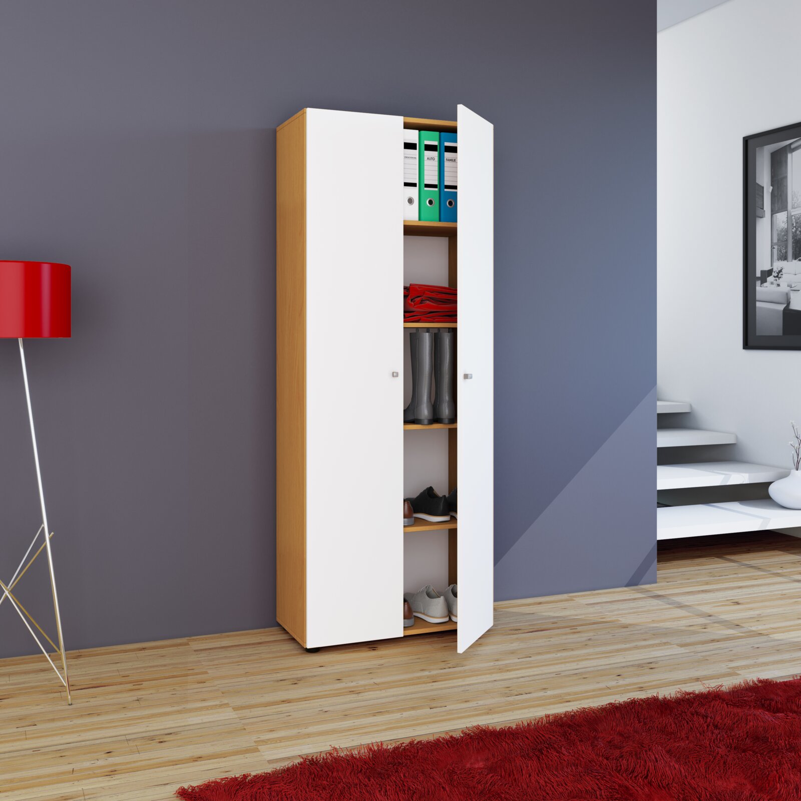 Schmaler, hoher Mehrzweckschrank in Holzoptik mit weißen Türen, eine Tür geöffnet und Regalböden mit Ordnern und Schuhen sichtbar; Ansicht schräg von vorn.