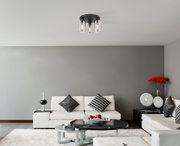 Moderne Deckenleuchte mit mehreren Glühbirnen in einem stilvollen Wohnzimmer, Perspektive von unten.