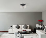 Moderne Deckenleuchte mit mehreren Glühbirnen in einem stilvollen Wohnzimmer, Perspektive von unten.