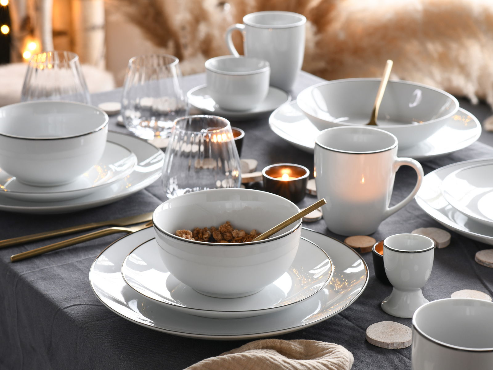 Elegantes 18-teiliges Tellerset in moderner Tischdekoration, seitliche Perspektive