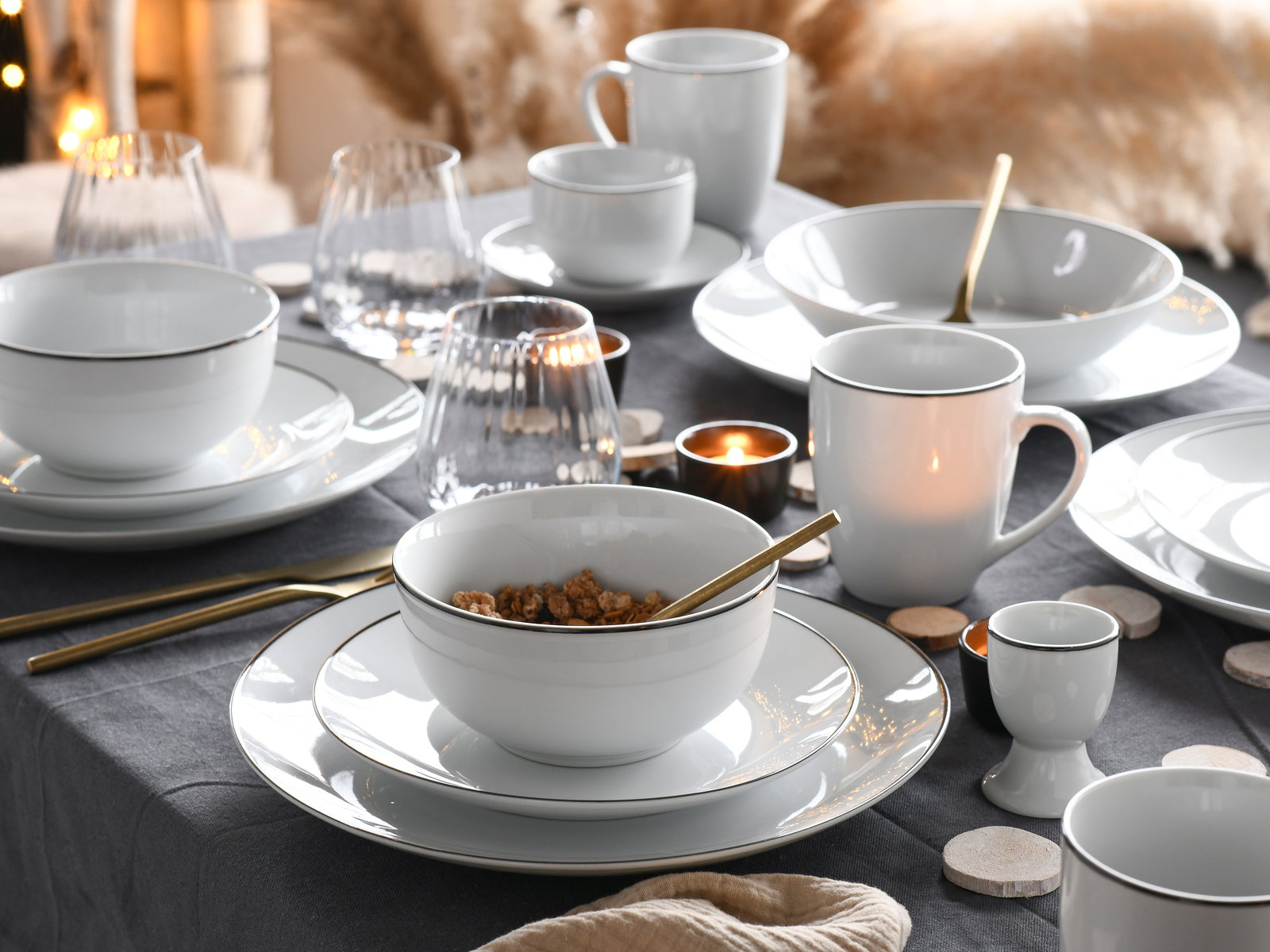 Elegantes 18-teiliges Tellerset in moderner Tischdekoration, seitliche Perspektive