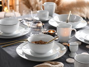 Elegantes 18-teiliges Tellerset in moderner Tischdekoration, seitliche Perspektive