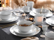 Elegantes 18-teiliges Tellerset in moderner Tischdekoration, seitliche Perspektive
