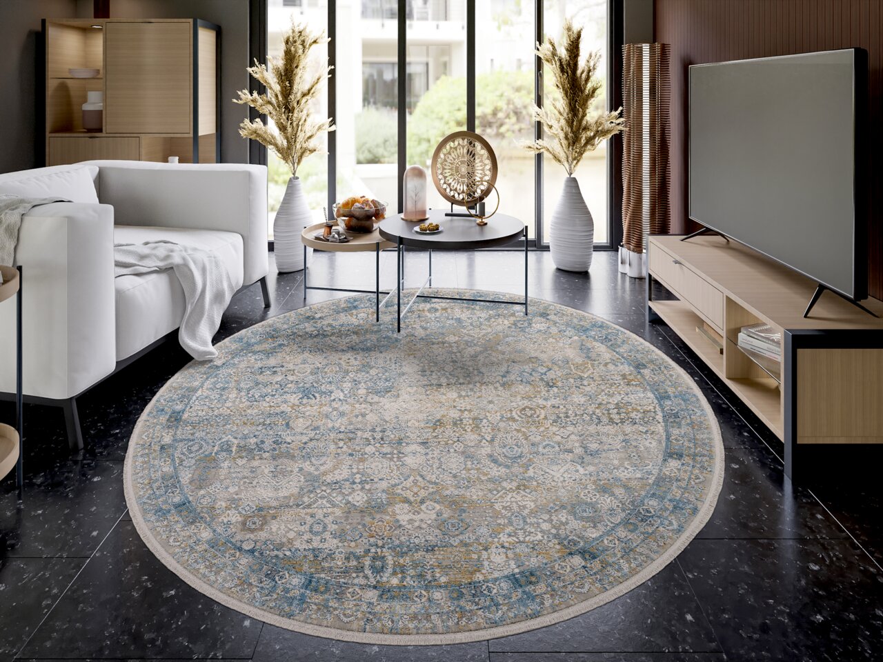 Runder Designer Teppich in einem modernen Wohnzimmer, mit einem eleganten Muster in Blau- und Beigetönen, aus der Vogelperspektive fotografiert.