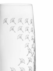 Nahaufnahme eines Champagnerglases mit mattem weißen Muster und filigranen Verzierungen, seitliche Perspektive