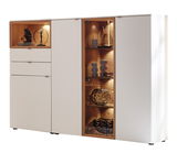 Modernes Highboard in Weiß mit Holzdetails und Glaseinsätzen, frontal betrachtet.