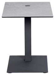 Moderner Beistelltisch mit quadratischer grauer Tischplatte und schwarzem Metallgestell, Frontalansicht.