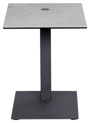 Moderner Beistelltisch mit quadratischer grauer Tischplatte und schwarzem Metallgestell, Frontalansicht.