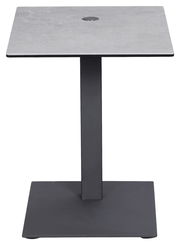 Moderner Beistelltisch mit quadratischer grauer Tischplatte und schwarzem Metallgestell, Frontalansicht.