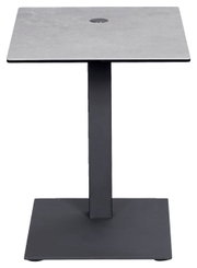 Moderner Beistelltisch mit quadratischer grauer Tischplatte und schwarzem Metallgestell, Frontalansicht.