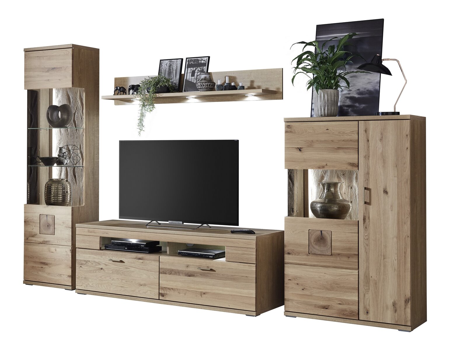 Moderne Wandkombination aus Holz mit TV-Schrank, Vitrinen und Regal, frontal betrachtet.