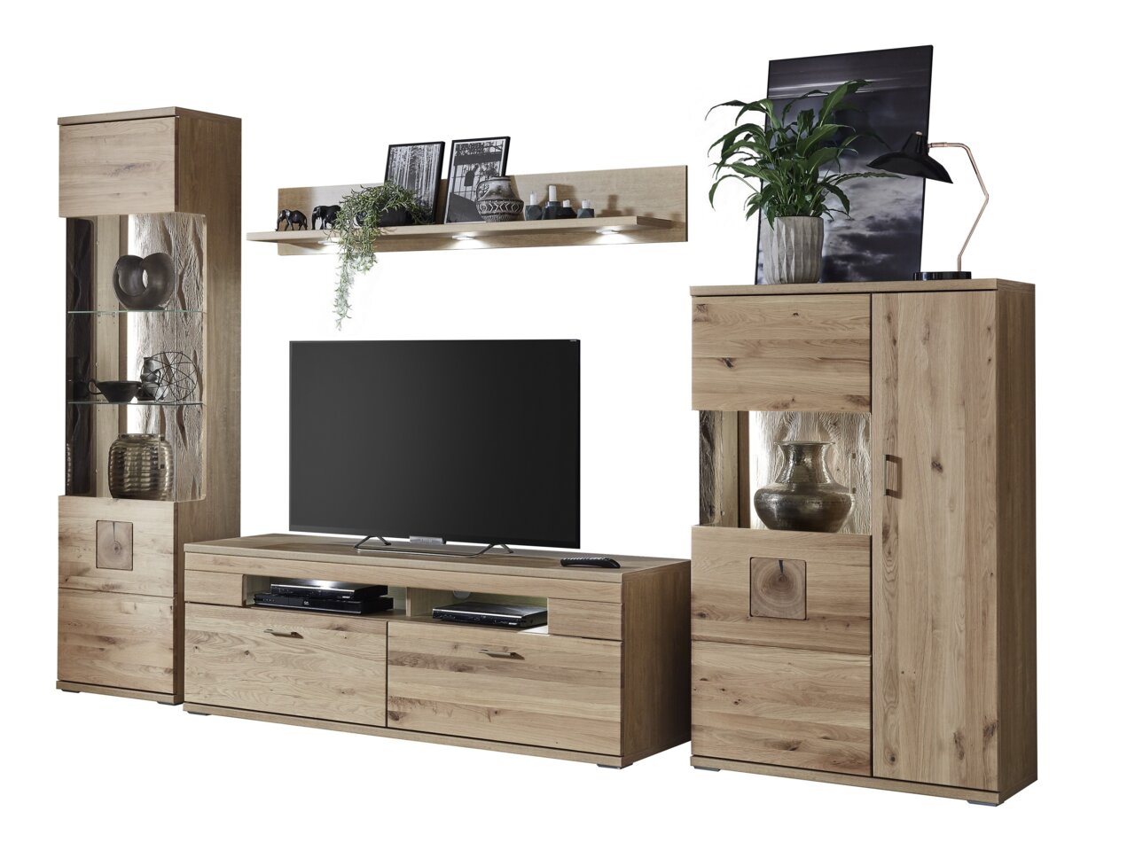 Moderne wandcombinatie van hout met tv-kast, vitrinekasten en plank, gezien vanaf de voorkant.