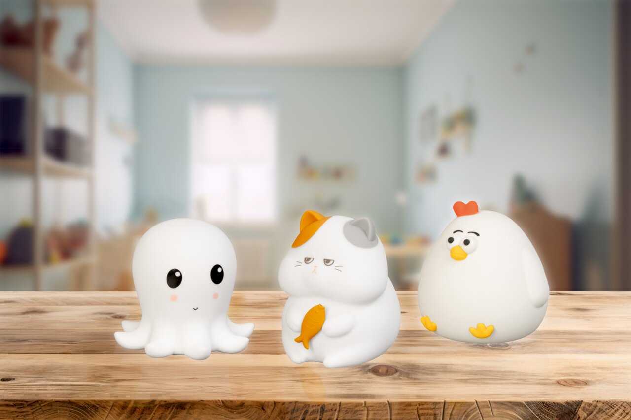 Vorderansicht von drei niedlichen Nachtlichtern: ein Tintenfisch, eine faule Katze mit Fisch und ein Huhn, auf einem Holztisch in einem Kinderzimmer.