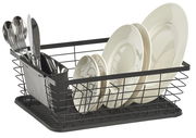 Geschirrabtropfständer mit Tellern und Besteck, seitliche Perspektive