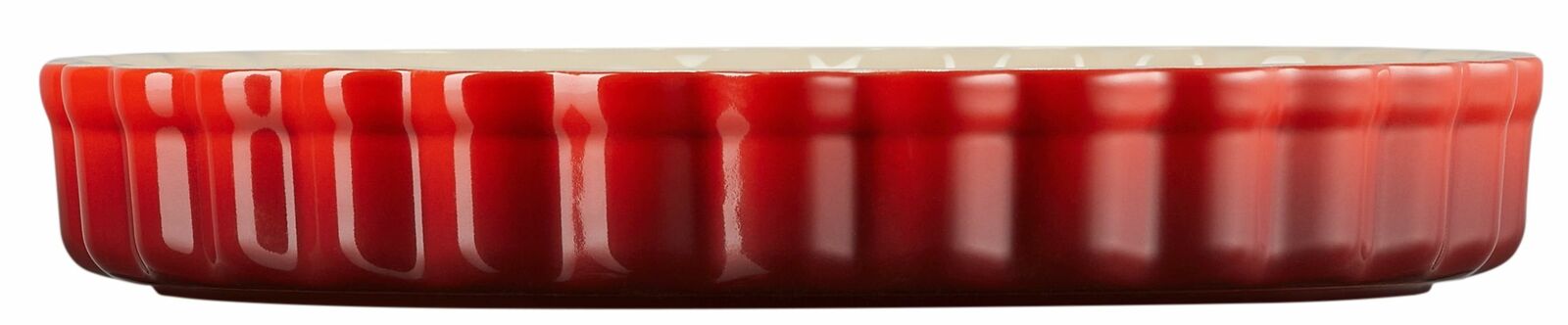 Seitliche Ansicht einer kirschroten Tarte-Form mit geriffeltem Rand, 24 cm Durchmesser.