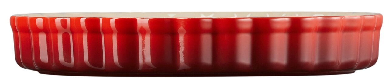 Seitliche Ansicht einer kirschroten Tarte-Form mit geriffeltem Rand, 24 cm Durchmesser.