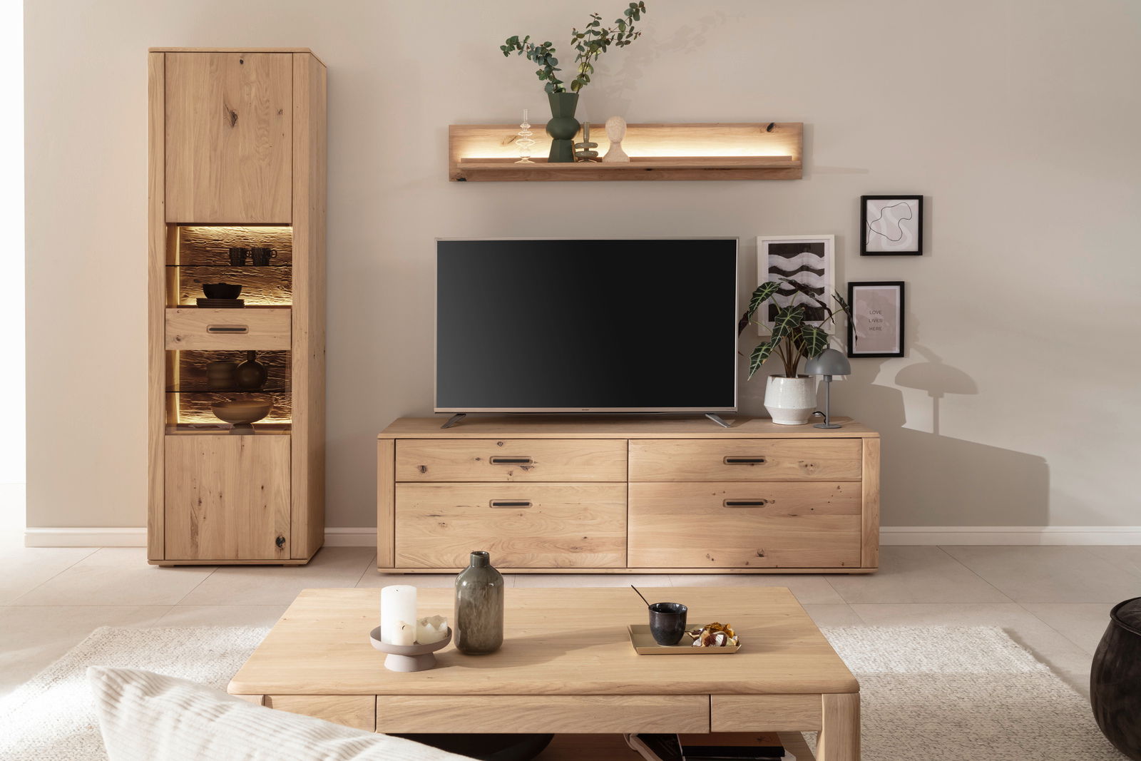 Moderne Wandkombination aus Holz mit TV-Schrank, Regal und Dekorationen, frontal betrachtet.