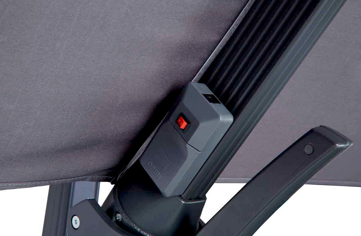 Nahaufnahme eines grauen Ampelschirms mit Bedienungshebel und rotem Knopf, seitliche Perspektive