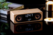 Radiowecker mit BT-Speaker aus Holzoptik, zeigt Uhrzeit und Temperatur an, seitliche Perspektive.