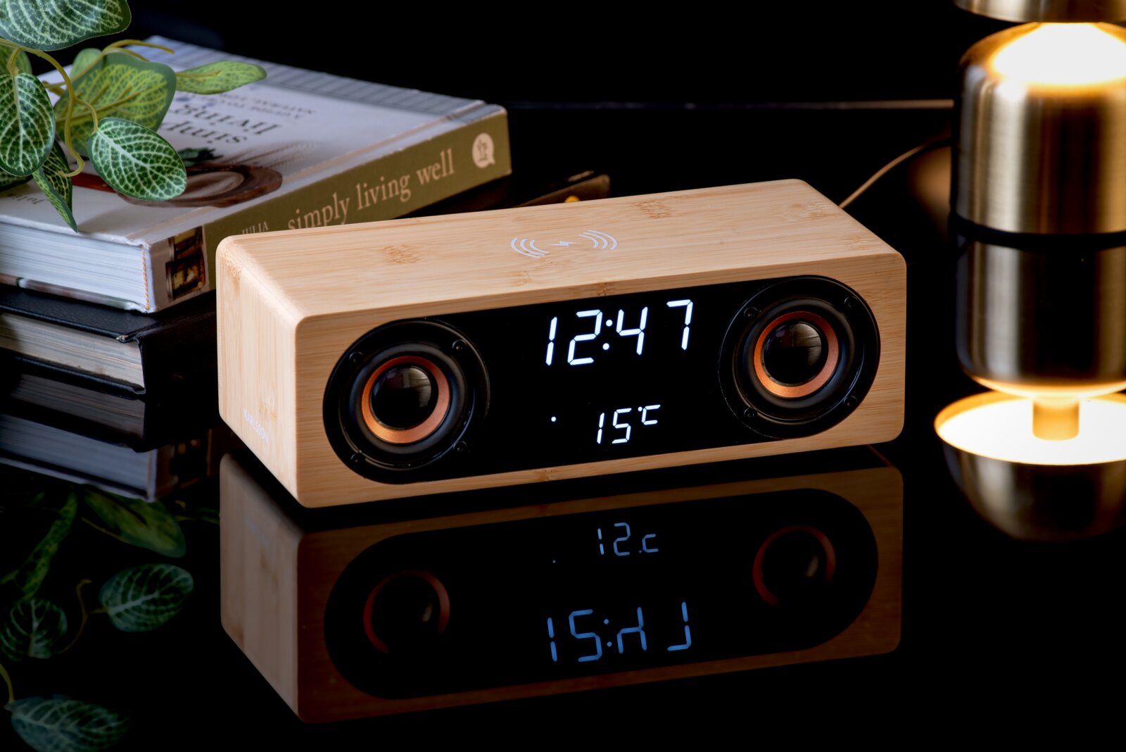 Radiowecker mit BT-Speaker aus Holzoptik, zeigt Uhrzeit und Temperatur an, seitliche Perspektive.