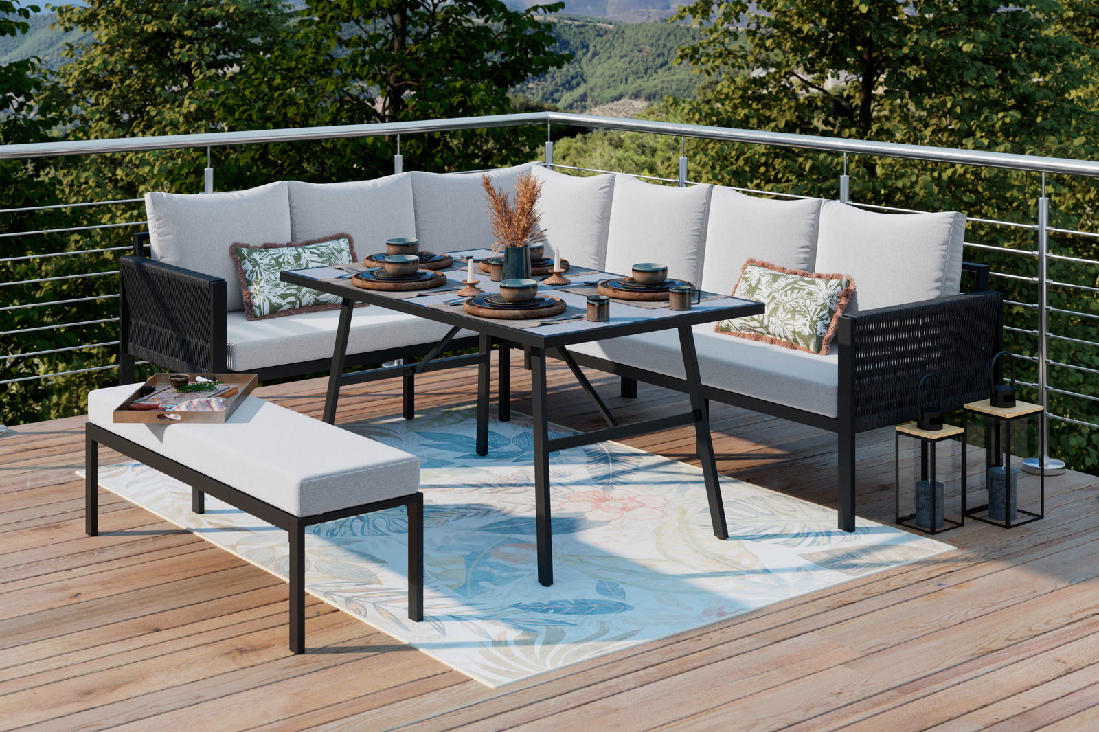 Gartenlounge-Set auf einer Terrasse mit Blick auf die Natur, bestehend aus einem Ecksofa, einem Tisch und einer Bank, dekoriert mit Kissen und Geschirr.