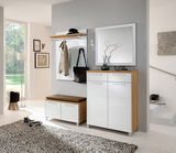 Moderne Garderobeneinrichtung mit weißem Hochglanz-Schuhschrank, Spiegel und Garderobenpaneel in einem hellen Raum. Perspektive von vorne.