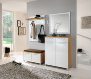 Moderne Garderobeneinrichtung mit weißem Hochglanz-Schuhschrank, Spiegel und Garderobenpaneel in einem hellen Raum. Perspektive von vorne.