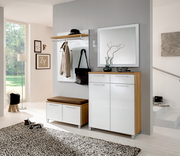 Moderne Garderobeneinrichtung mit weißem Hochglanz-Schuhschrank, Spiegel und Garderobenpaneel in einem hellen Raum. Perspektive von vorne.