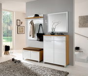 Moderne Garderobeneinrichtung mit weißem Hochglanz-Schuhschrank, Spiegel und Garderobenpaneel in einem hellen Raum. Perspektive von vorne.