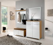 Moderne Garderobeneinrichtung mit weißem Hochglanz-Schuhschrank, Spiegel und Garderobenpaneel in einem hellen Raum. Perspektive von vorne.