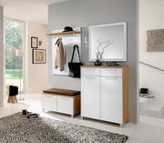 Moderne Garderobeneinrichtung mit weißem Hochglanz-Schuhschrank, Spiegel und Garderobenpaneel in einem hellen Raum. Perspektive von vorne.