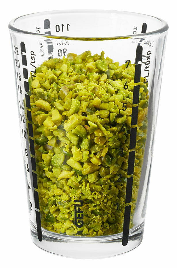 GEFU Mini Messbecher 100 ml MESSI Mini Messbecher MESSI, 100 ml, gefüllt mit gehackten grünen Nüssen, seitliche Perspektive