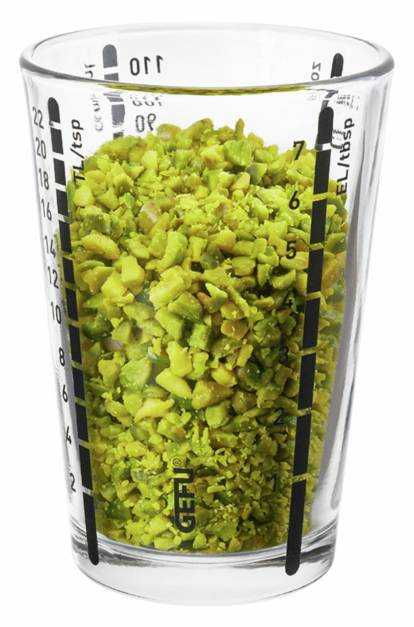 GEFU Mini Messbecher 100 ml MESSI Mini Messbecher MESSI, 100 ml, gefüllt mit gehackten grünen Nüssen, seitliche Perspektive
