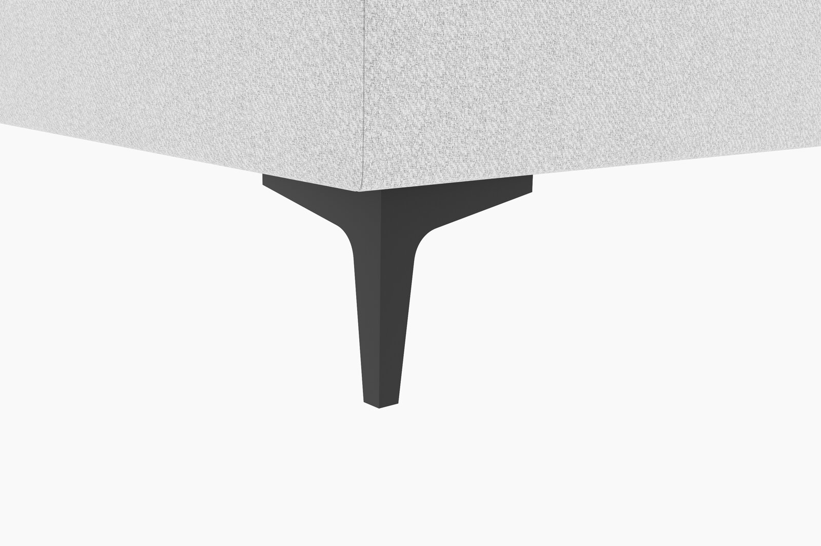 Nahaufnahme eines Boxspringbett-Fußes aus schwarzem Metall mit hellgrauem Stoffbezug, seitliche Perspektive