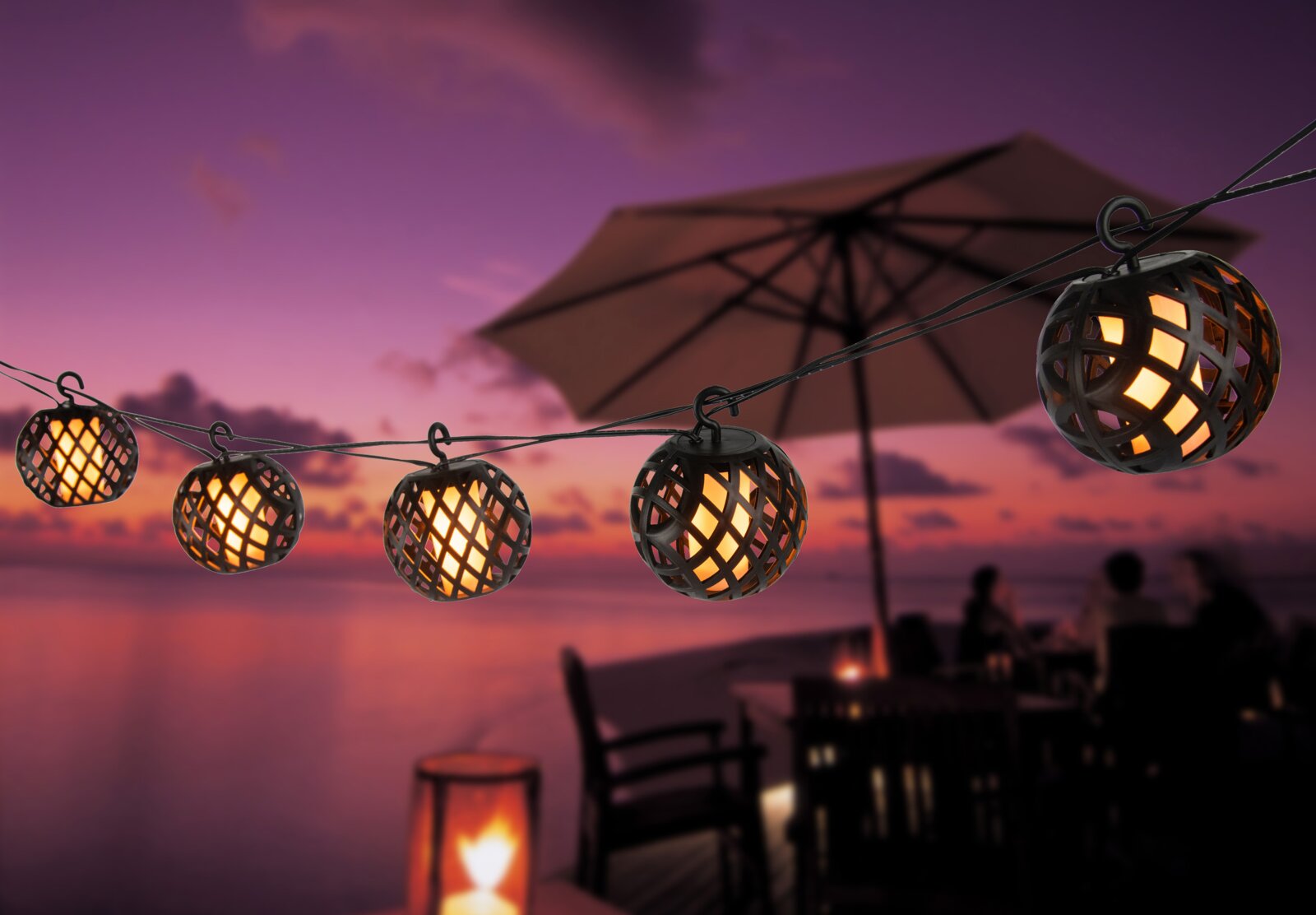 Globo Lighting Solar-Lichterkette Solarbetriebene Lichterkette mit dekorativen Kugeln bei Sonnenuntergang, Perspektive von der Seite.
