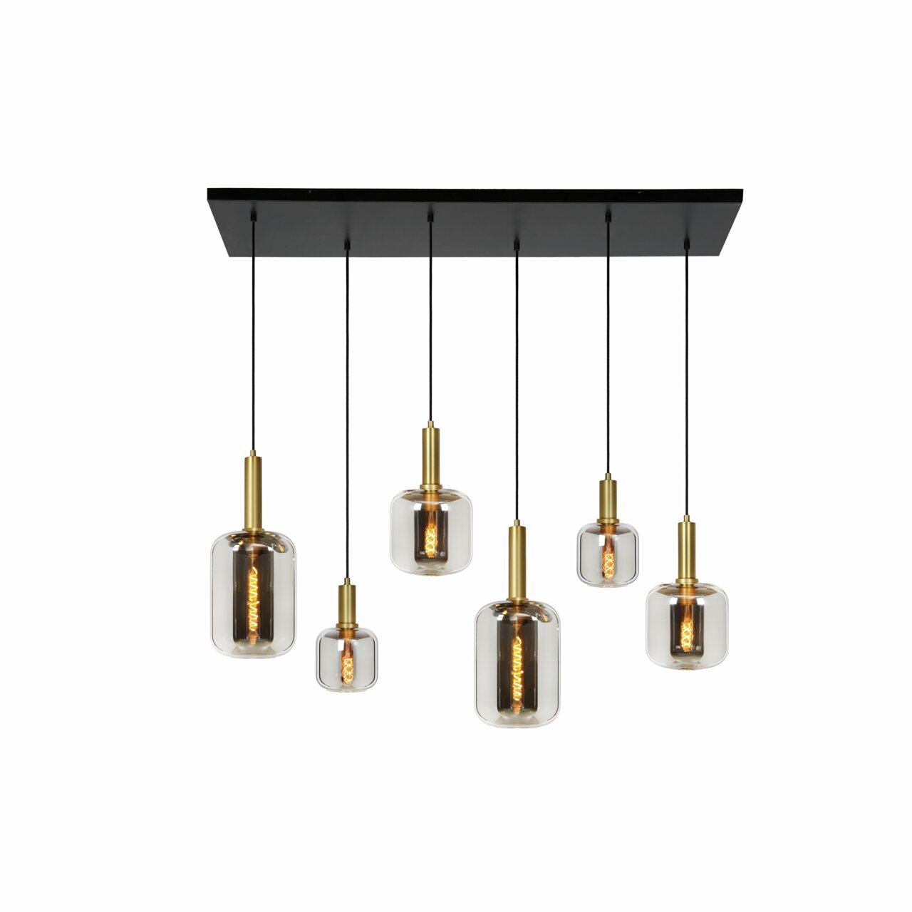 Moderne hanglamp met zes hangende gloeilampen in heldere glazen cilinders en gouden fittingen, gezien van onderaf.