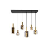 Moderne Pendelleuchte mit sechs hängenden Glühbirnen in klaren Glaszylindern und goldenen Fassungen, von unten betrachtet.