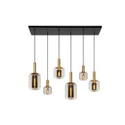 Moderne Pendelleuchte mit sechs hängenden Glühbirnen in klaren Glaszylindern und goldenen Fassungen, von unten betrachtet.