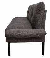 Seitenansicht einer modernen, gepolsterten Bank mit dunkelgrauem Stoffbezug und schwarzen Metallbeinen.