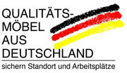 Logo mit der Aufschrift 'Qualitätsmöbel aus Deutschland' in den Farben Schwarz, Rot und Gelb, perspektivisch von vorne.