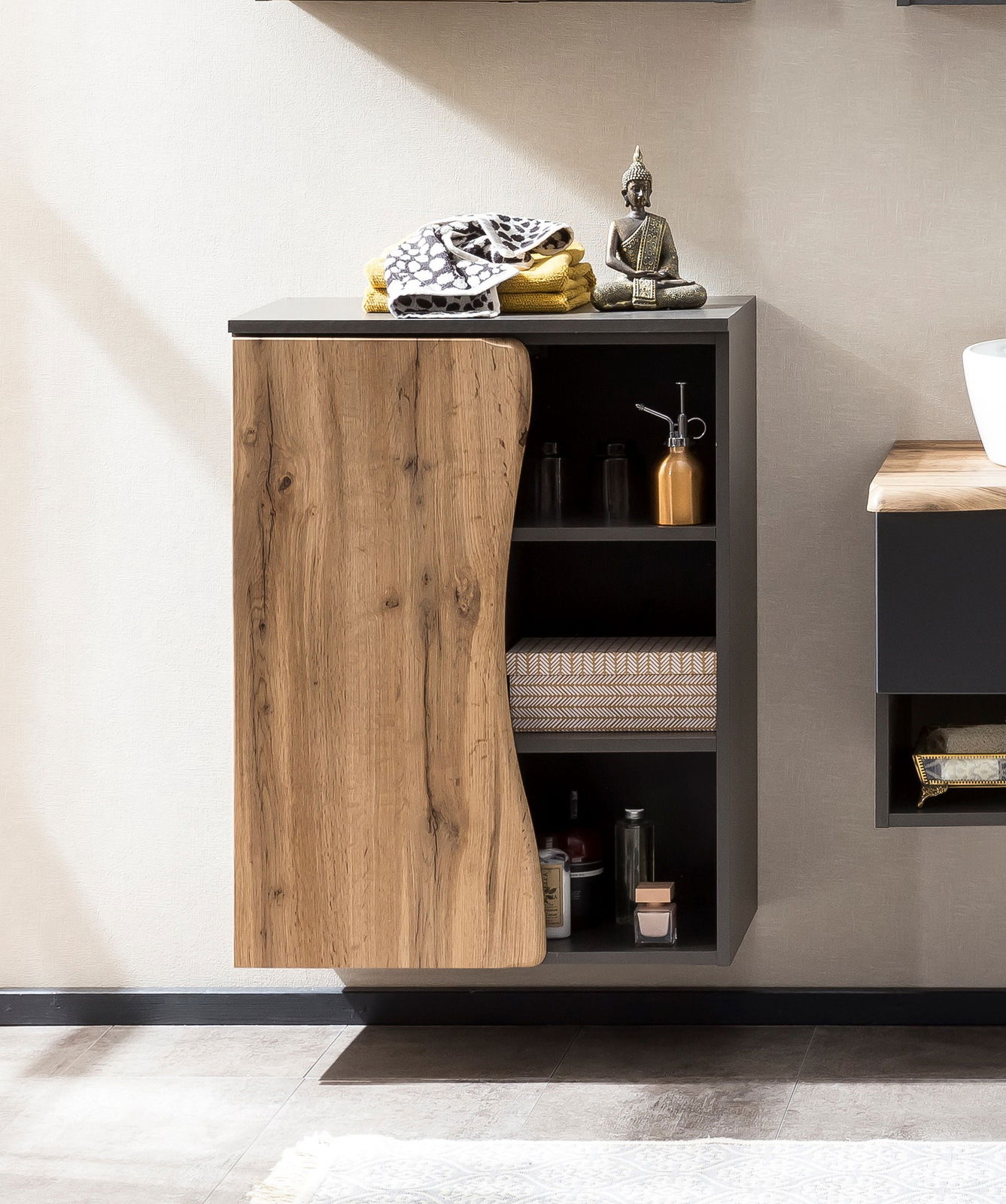 Moderner Unterschrank mit Holzfront und offenen Regalfächern, seitliche Perspektive