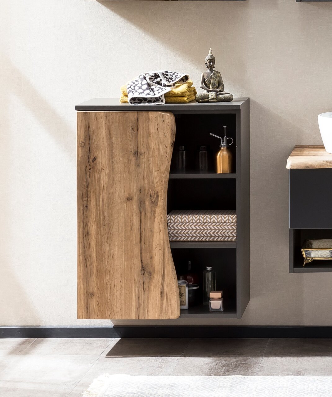 Moderner Unterschrank mit Holzfront und offenen Regalfächern, seitliche Perspektive