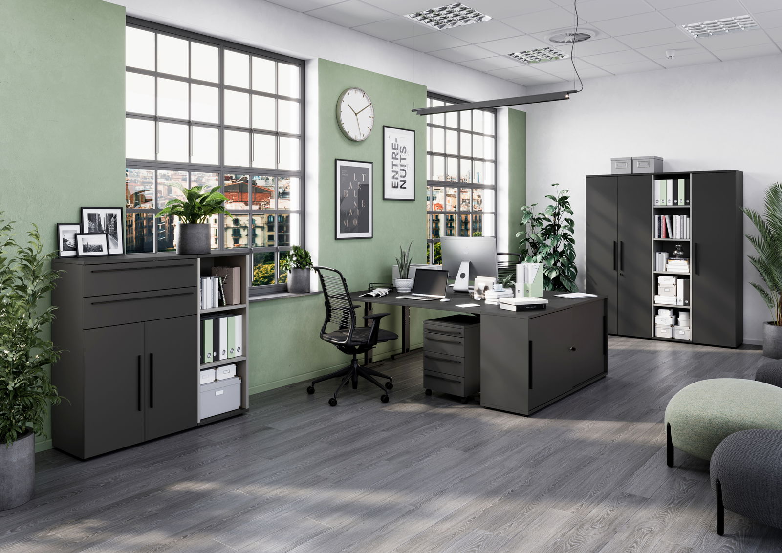 Novel Aktenregal 3OH schmal RENTON Moderne Büroeinrichtung mit Winkelschreibtisch, Rollcontainer und Aktenschränken in einem hellen Raum mit großen Fenstern und grünen Wänden. Perspektive von vorne links.