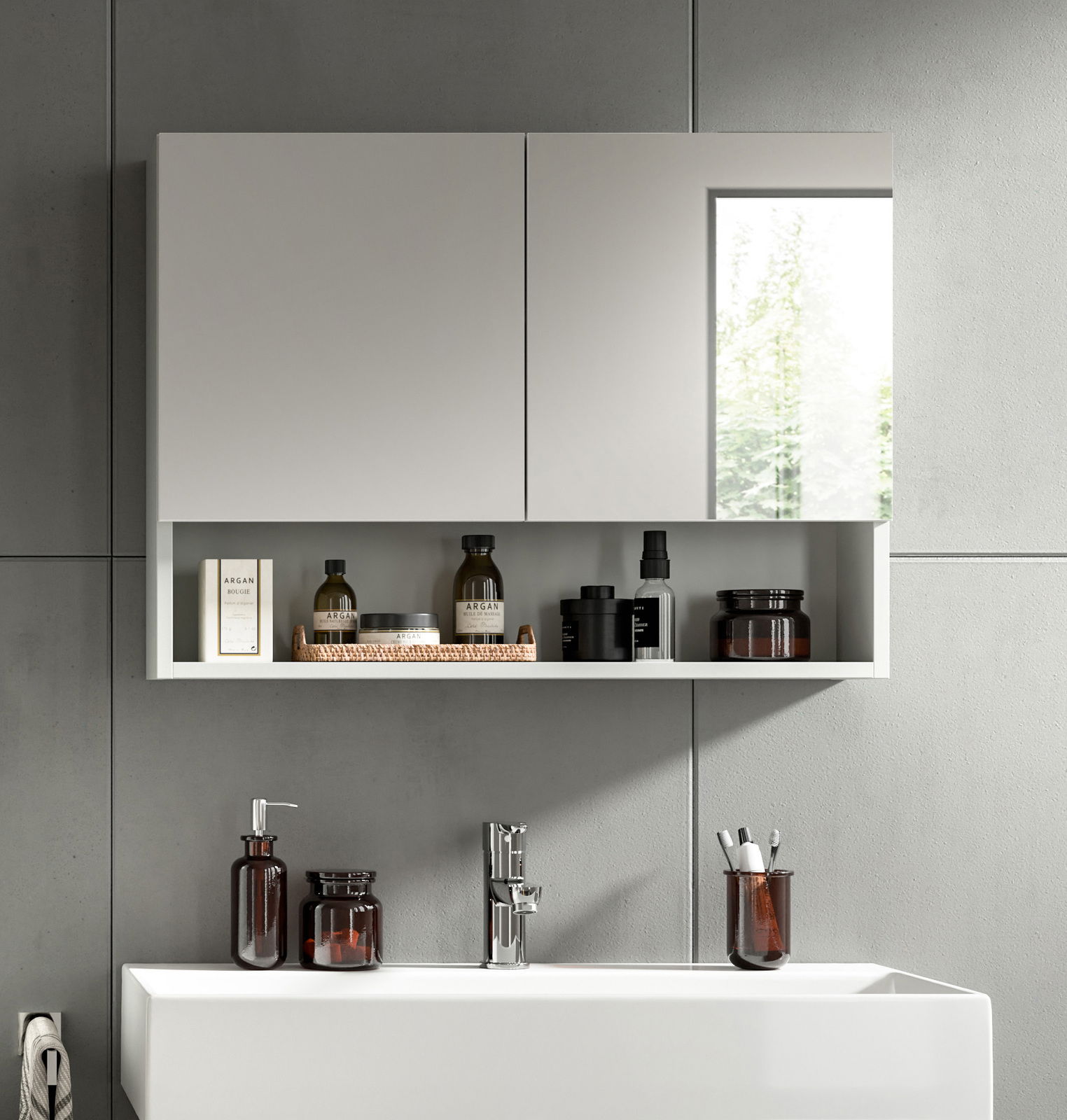 MID.YOU Spiegelschrank COPA Moderner Spiegelschrank mit zwei Türen und offenem Regal, frontal fotografiert, mit Pflegeprodukten und Accessoires dekoriert.