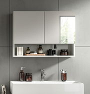 Moderner Spiegelschrank mit zwei Türen und offenem Regal, frontal fotografiert, mit Pflegeprodukten und Accessoires dekoriert.