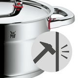 Nahaufnahme eines glänzenden Edelstahltopfs mit robustem Design und rotem Akzent, seitliche Perspektive.