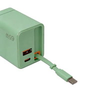 Mintgrünes 65W USB-Ladegerät mit ausziehbarem USB-C-Kabel sowie USB-A- und USB-C-Port, schräg von hinten/seitlich fotografiert