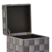 Grauer Hocker mit Stauraum, geöffneter Deckel, seitliche Perspektive