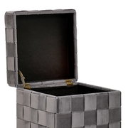 Grauer Hocker mit Stauraum, geöffneter Deckel, seitliche Perspektive