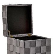 Grauer Hocker mit Stauraum, geöffneter Deckel, seitliche Perspektive